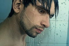 简约淋浴的男人摄影图