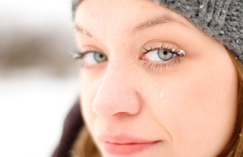 冬季雪地里的金发碧眼美女