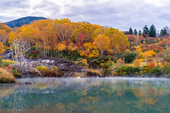 秋季山峰湖水摄影图