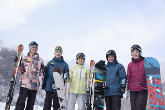 滑雪场拿着滑雪板的一群人