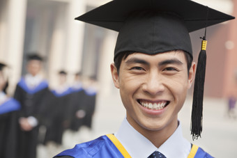 大学生一群人微笑年轻人<strong>男生</strong>毕业学位帽礼服