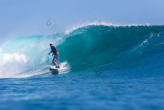 男子冲浪户外运动刺激冒险图