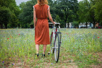 清新推自行车的女人摄影图