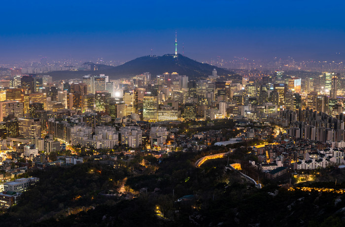 夜晚的韩国首尔摄影图