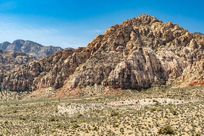 赤色的岩石地貌摄影图