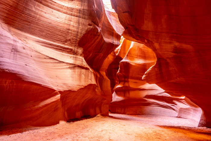 红色峡谷溶洞摄影图