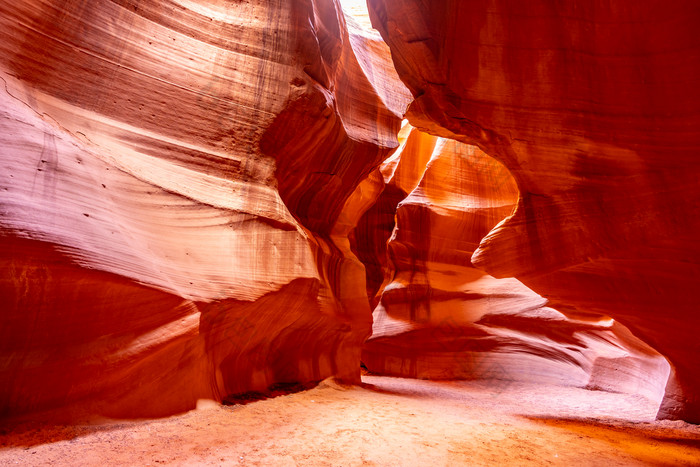 红色峡谷溶洞摄影图