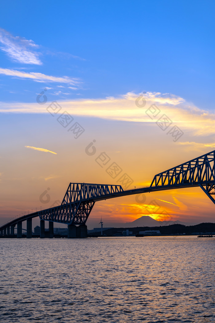 夕阳钢铁桥天空水面