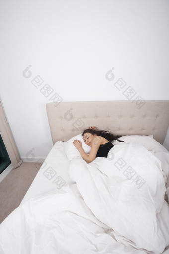 <strong>简约</strong>在睡觉的一个女人摄影图