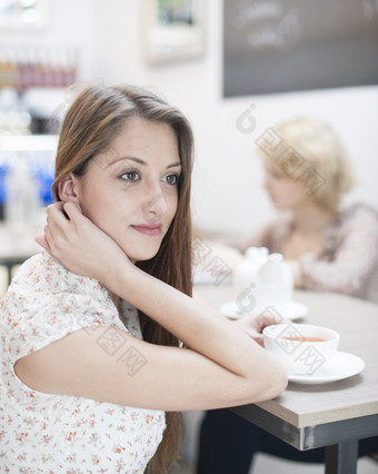 <strong>简约风</strong>格在咖啡店的女人摄影图