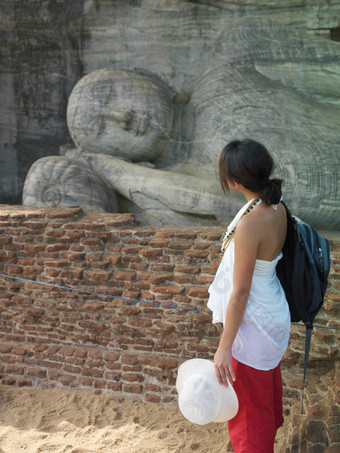 旅游的拿帽子女人