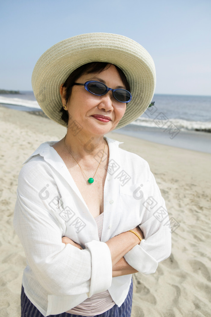 沙滩戴着草帽的女人