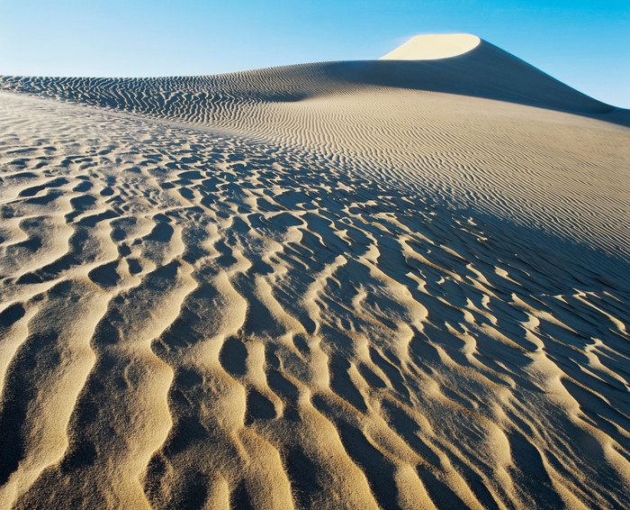 深色调大沙漠美景图片