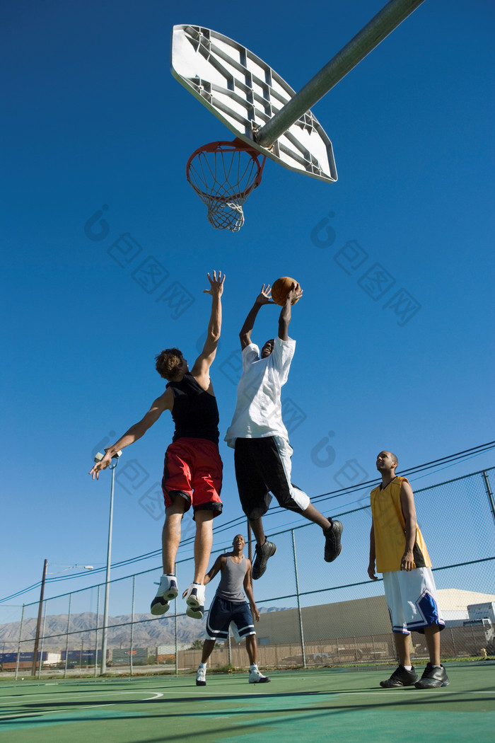 蓝色调打篮球的人们摄影图