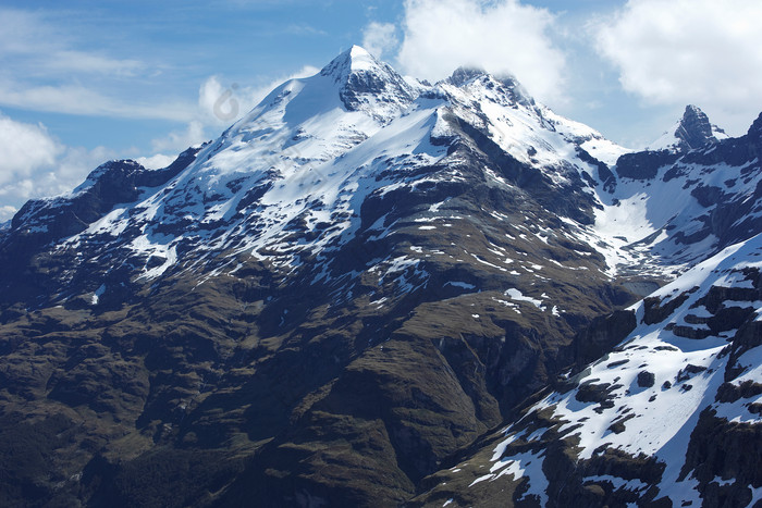 深色调雪山顶峰摄影图