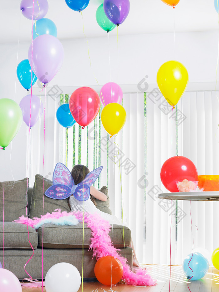 清新房间内的气球摄影图