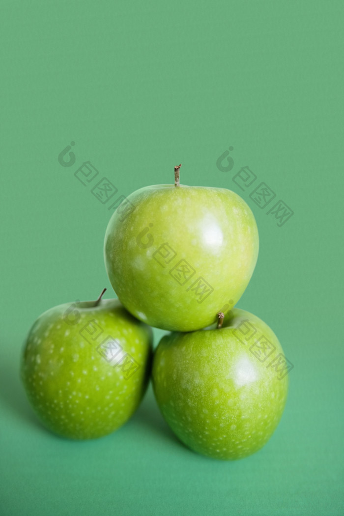 绿色调新鲜苹果摄影图