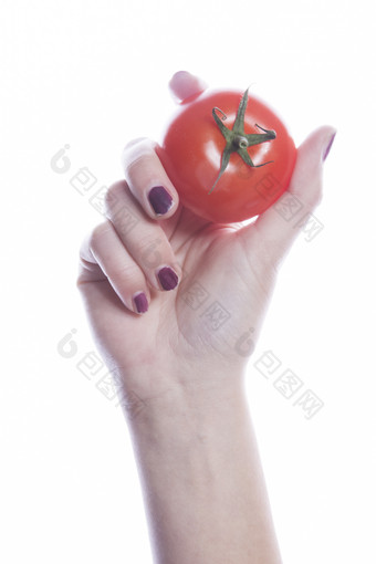 简约手中的西红柿摄影图