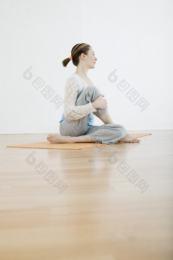 简约在练瑜伽的女子摄影图