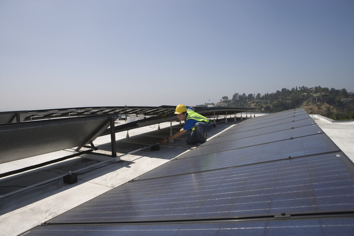 工人正在安装太阳能设备