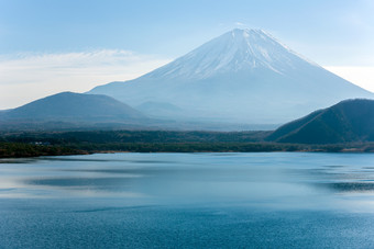 富士山下的<strong>水面</strong>摄影图