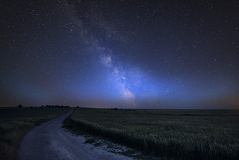 夜空下的乡间小路