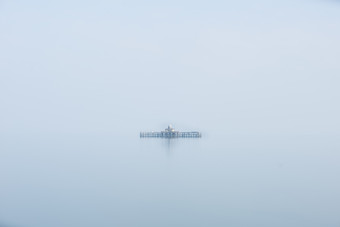 海洋上的一艘船摄影图