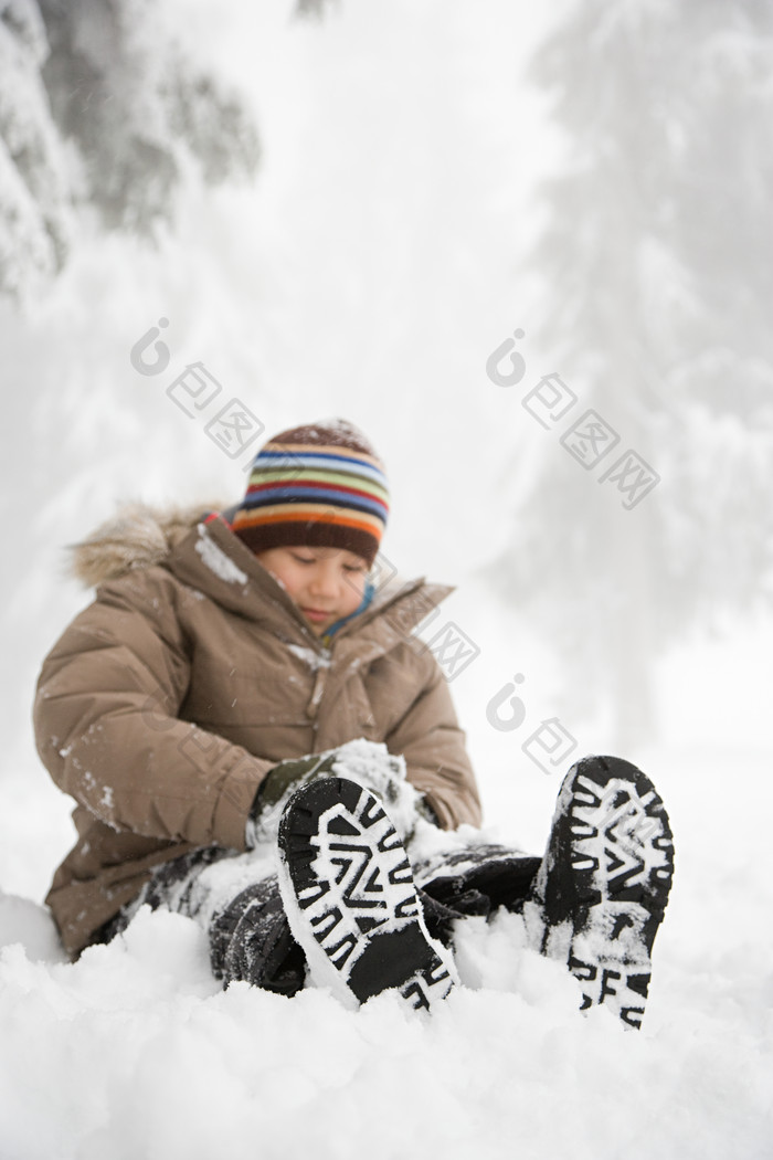 简约风格玩雪的孩子摄影图