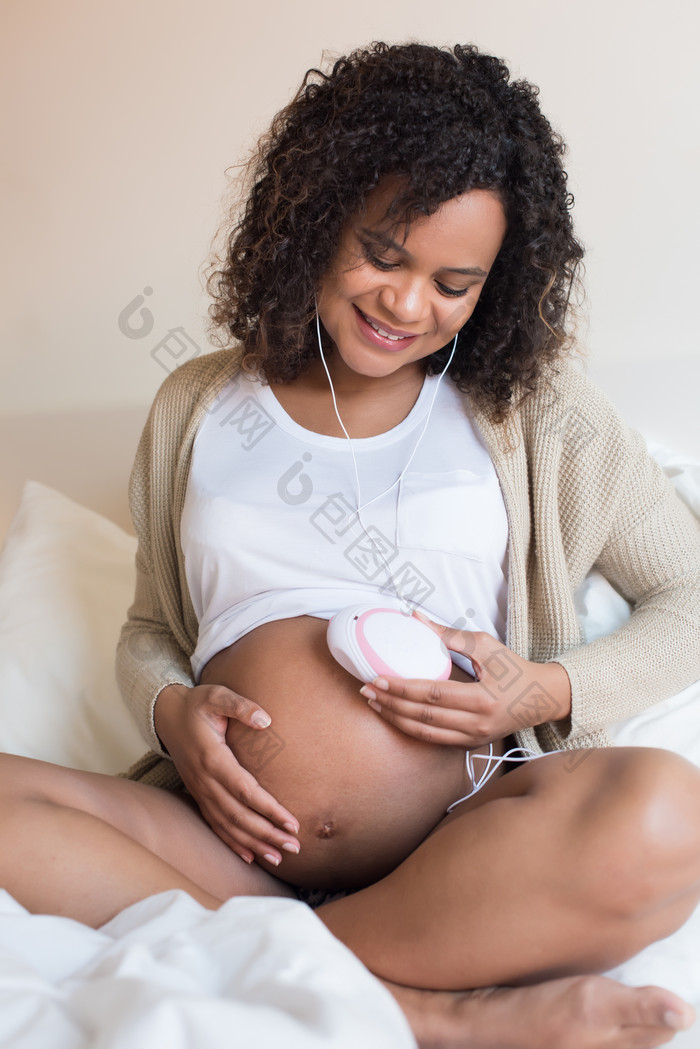 黑人孕妇听胎儿胎心