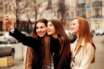 三个女孩街头开心拍照