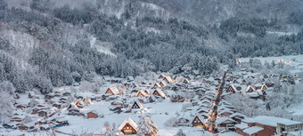 树林山峰下雪景房屋建筑