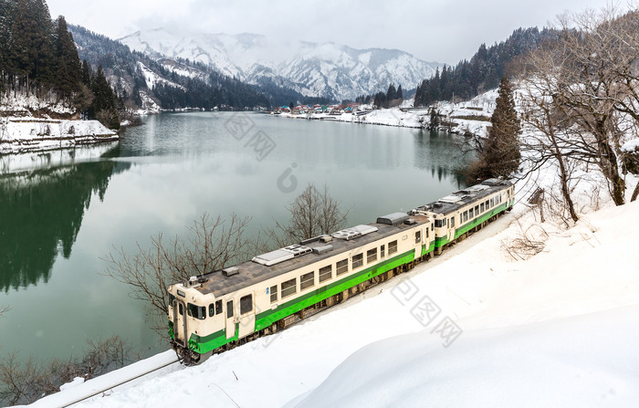 清新雪地中的火车摄影图