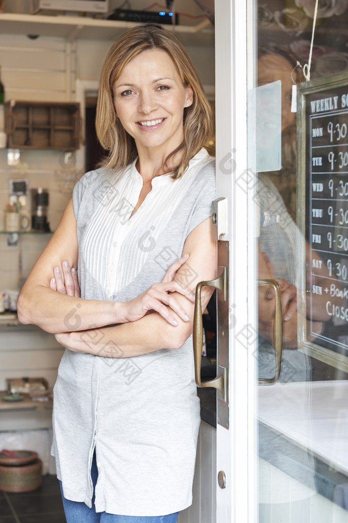 简约看店的女人摄影图