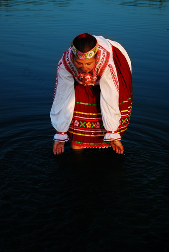 站在水中的女人摄影图