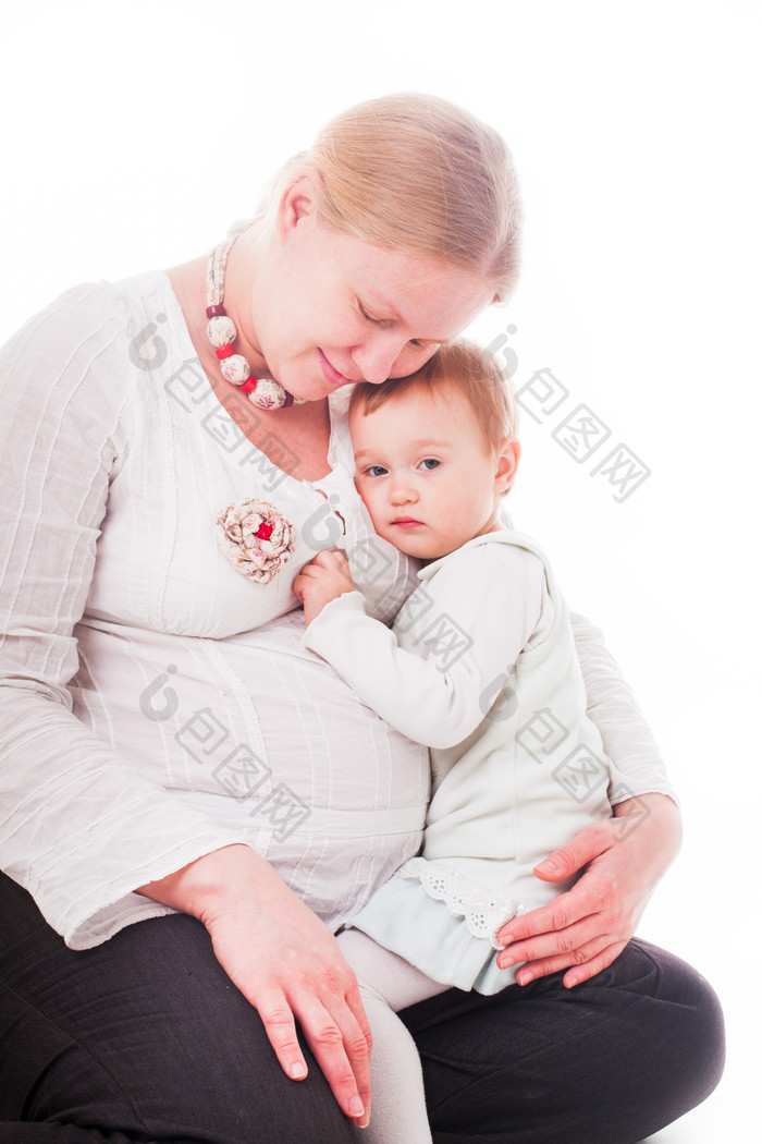 宝宝抱着怀孕的母亲