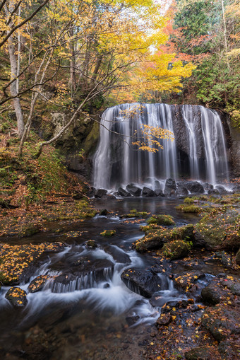 秋季山林瀑布图片