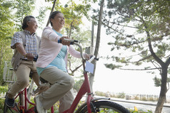 骑自行车旅行的老年夫妻