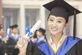 大学生一群人微笑年轻人女生毕业学位帽礼服