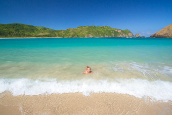 夏天蓝色海边沙滩海浪冲击大海风景旅行