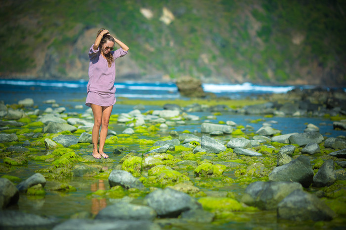 美女假期旅行海边绿色生态风景摄影背景图
