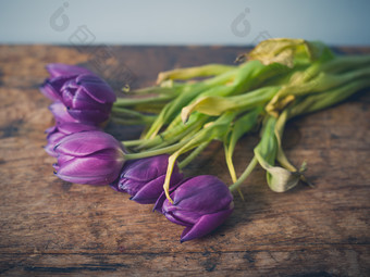 木桌上的鲜花花卉