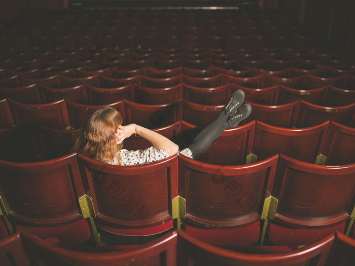 独自坐在电影院的女人背影