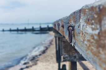 海边生锈的栏杆摄影图