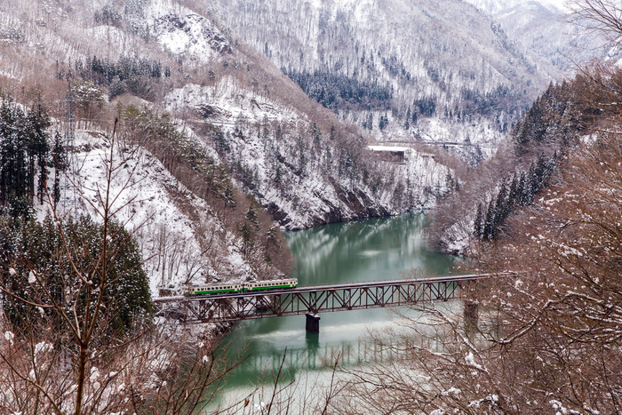 冬季横跨河流的火车大桥