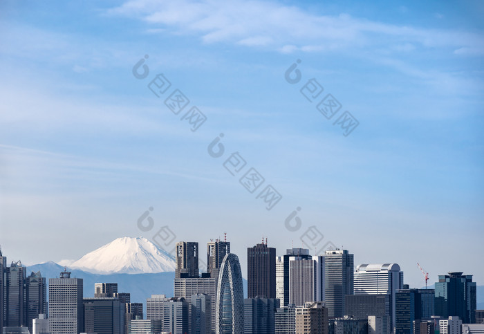 富士山旁的东京摩天大楼