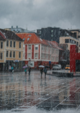 深色雨后的小镇摄影图