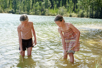 河水中捞鱼的儿童