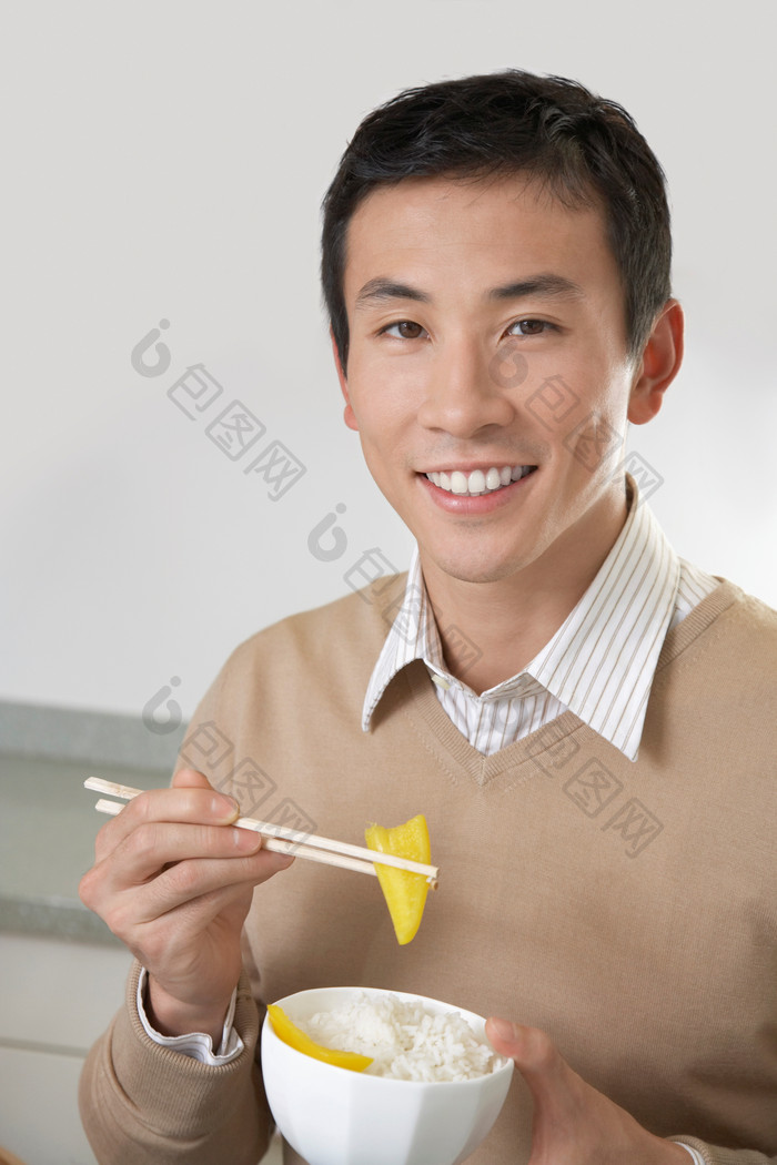 吃米饭的男人摄影图