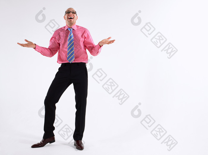 穿粉色衬衫的男人摊开双手