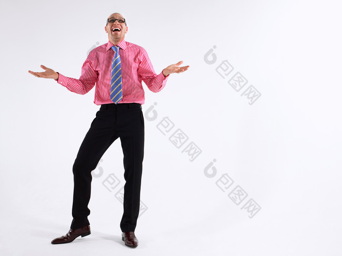穿粉色衬衫的男人摊开双手